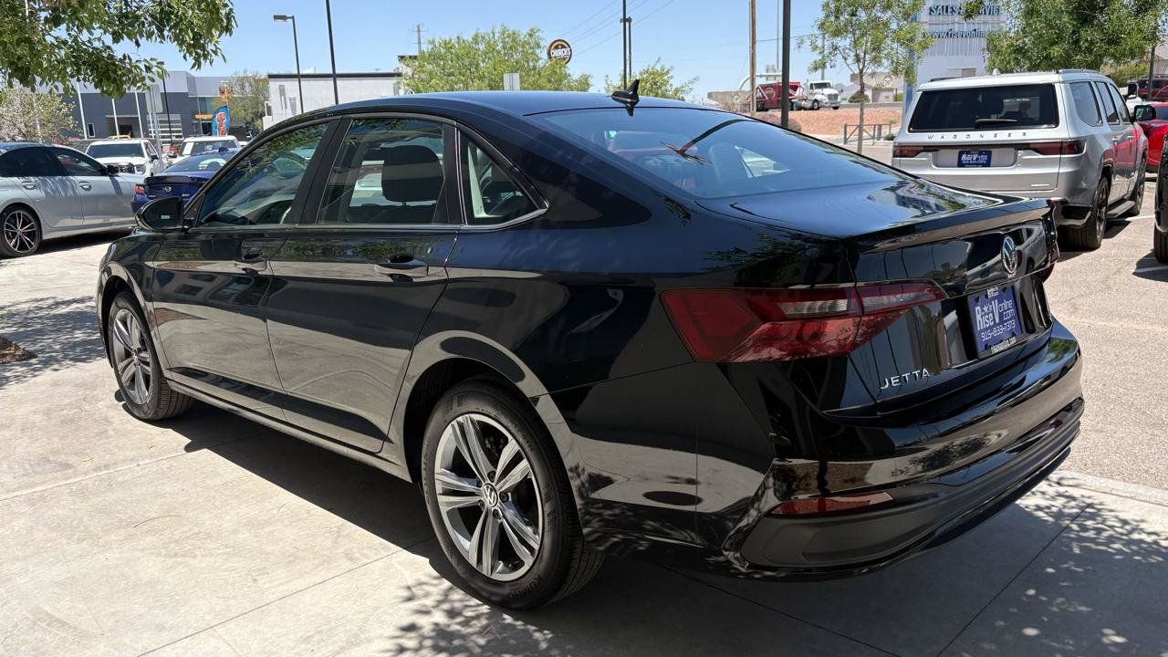 Used 2024 Volkswagen Jetta SE FWD image 9