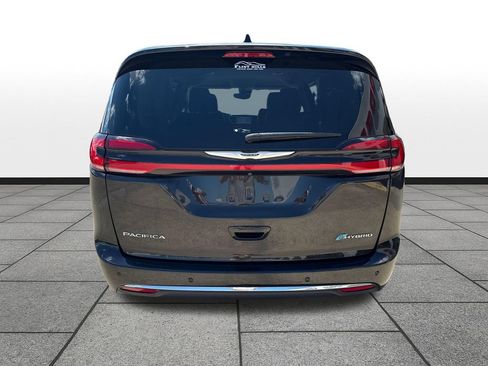 Used 2024 Chrysler Pacifica Limited FWD image 4