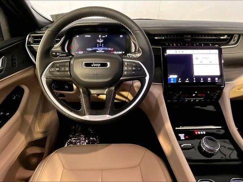 Used 2025 Jeep Grand Cherokee L Limited w/ Black Appearance Package AWD/4WD image 6