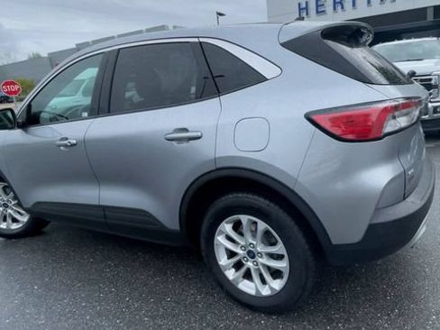 Certified 2022 Ford Escape SE w/ Cold Weather Package AWD/4WD image 4