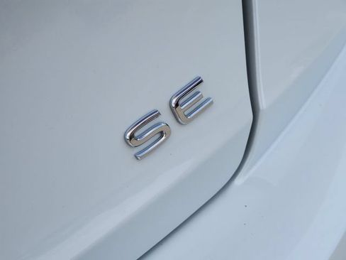 Used 2025 Volkswagen Jetta SE FWD image 9