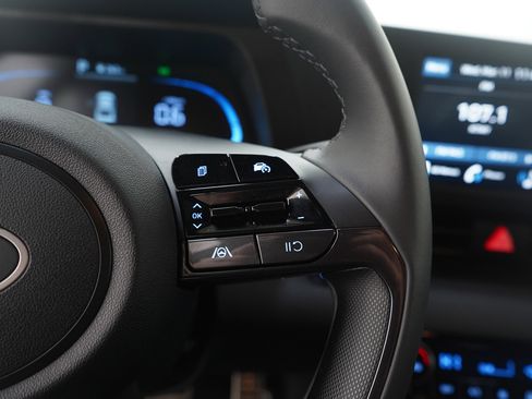 Used 2025 Hyundai Elantra Sport image 24