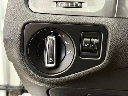 Used 2016 Volkswagen e-Golf SE w/ DC Fast Charging Package image 29