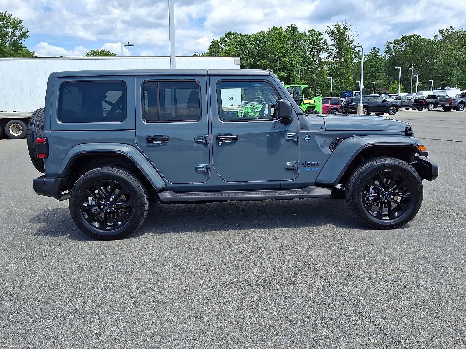 Used 2025 Jeep Wrangler Unlimited Sahara AWD/4WD image 7