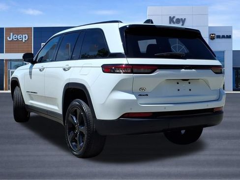 Used 2023 Jeep Grand Cherokee Altitude AWD/4WD image 3