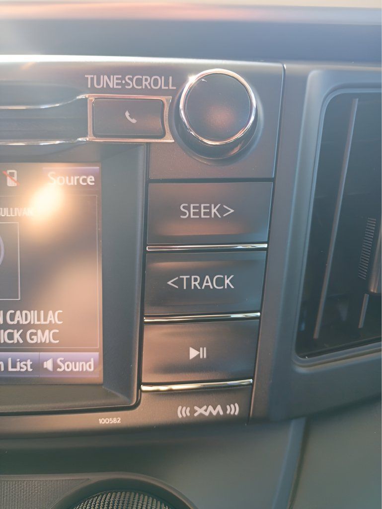 Used 2018 Toyota RAV4 LE FWD image 8