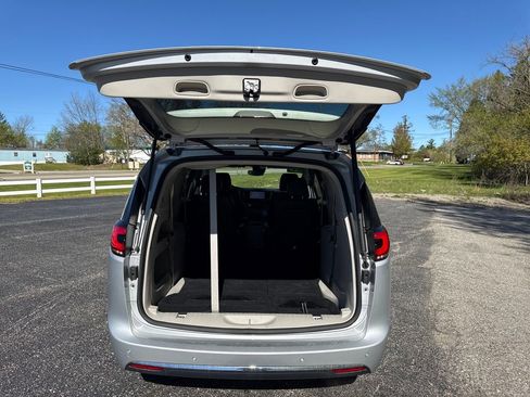 Used 2024 Chrysler Pacifica Touring-L FWD image 20