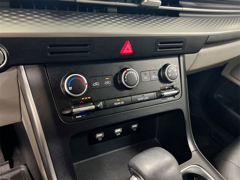 Used 2023 Kia Carnival LX image 15