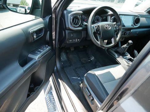 Certified 2022 Toyota Tacoma TRD Off-Road AWD/4WD image 12