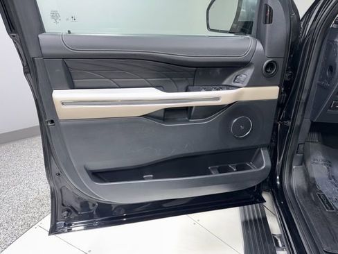 Used 2022 Ford Expedition Platinum image 13