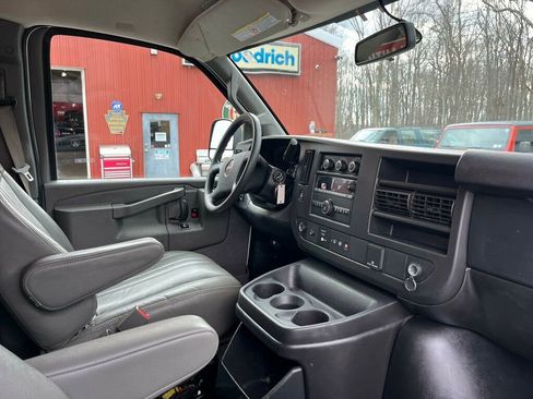 Used 2018 GMC Savana 2500 Extended image 17
