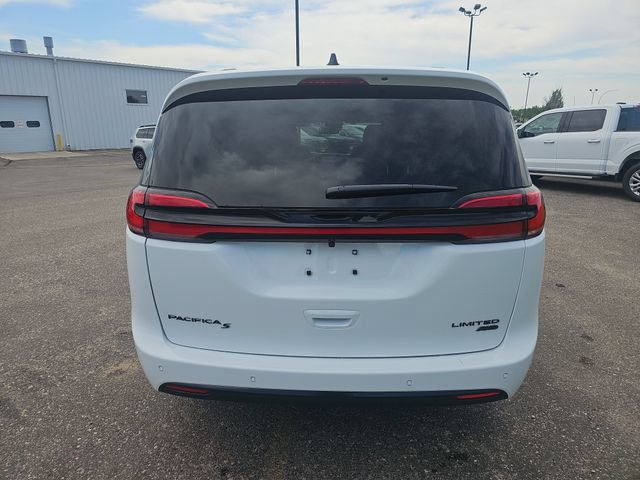 New 2027 Chrysler Pacifica Limited AWD/4WD image 4