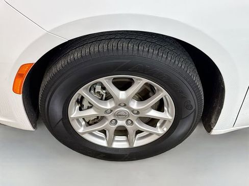 Used 2024 Chrysler Pacifica Touring-L image 30