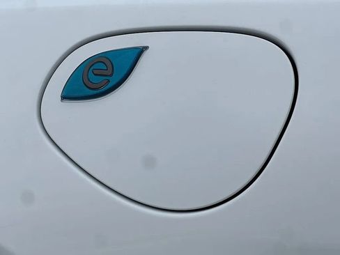 Used 2024 Chrysler Pacifica Select image 13