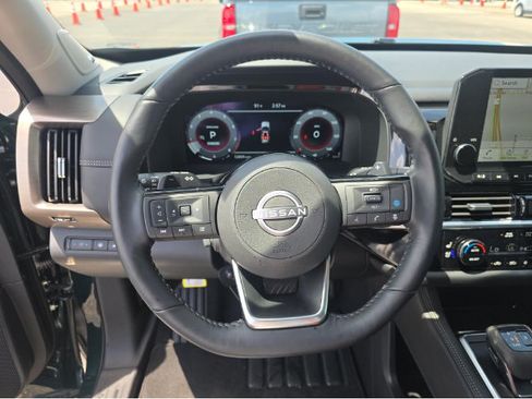 Used 2025 Nissan Pathfinder Platinum FWD image 8