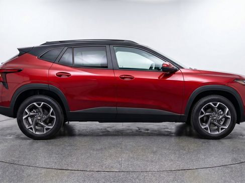 Used 2025 Chevrolet Trax LT FWD image 11