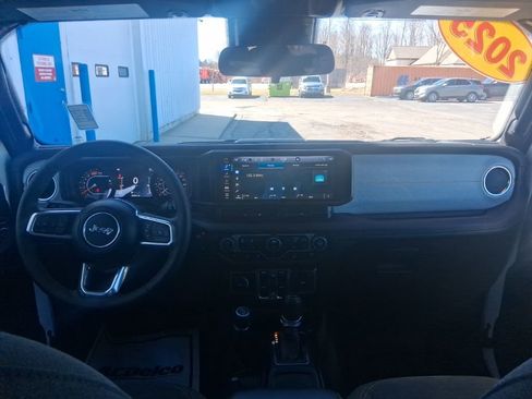 Used 2025 Jeep Wrangler Sahara image 17