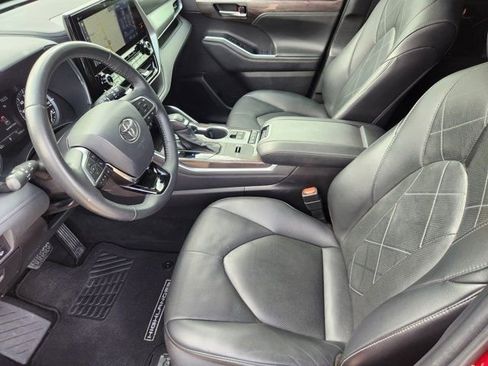 Used 2021 Toyota Highlander Platinum image 4