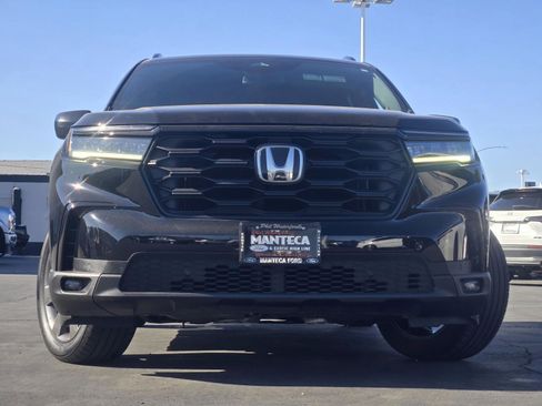 Used 2025 Honda Pilot Sport image 2