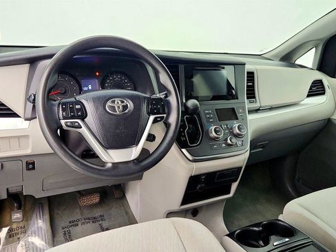 Used 2017 Toyota Sienna LE image 12