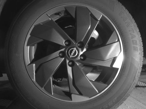 Used 2025 Nissan Rogue SV image 14