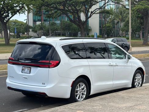Used 2022 Chrysler Pacifica Touring-L FWD image 5