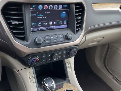 Used 2018 GMC Acadia Denali image 16