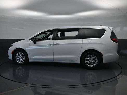 Used 2025 Chrysler Pacifica Select FWD image 3