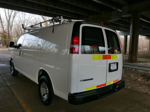 Used 2018 Chevrolet Express 2500 w/ Driver Convenience Package RWD image 32