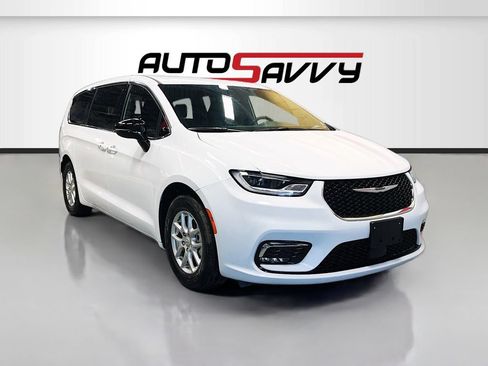 Used 2026 Chrysler Pacifica Select FWD image 1