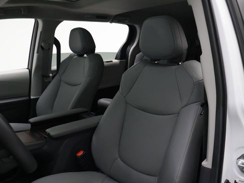 Used 2024 Toyota Sienna XLE image 13