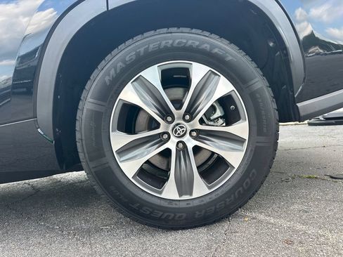 Used 2023 Toyota Highlander XLE FWD image 20