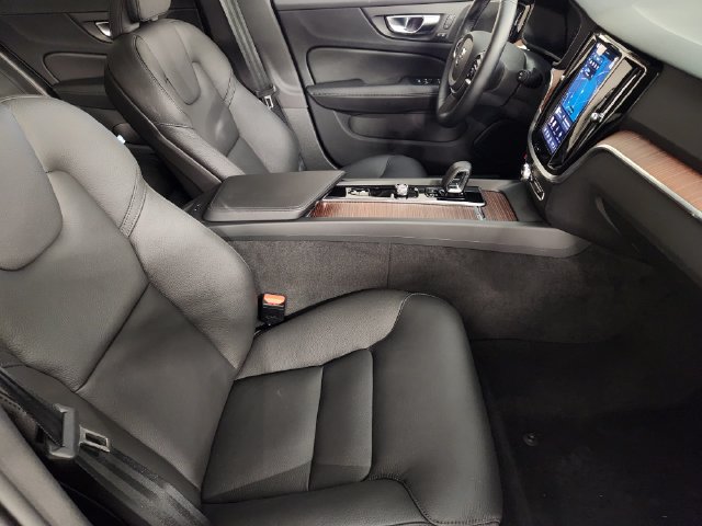 Certified 2026 Volvo V60 B5 Cross Country Plus w/ Protection Package Premier AWD/4WD image 3