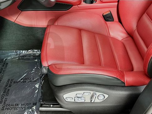 Certified 2025 Porsche Macan AWD/4WD image 21