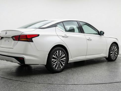 Used 2025 Nissan Altima 2.5 SV FWD image 9