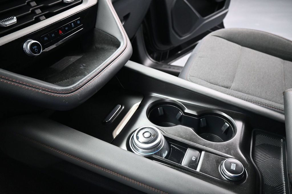 Used 2025 Ford Explorer Active AWD/4WD image 18