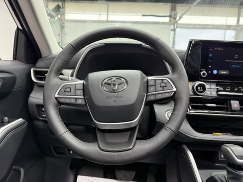 Used 2026 Toyota Highlander XLE image 13