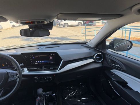 Used 2025 Chevrolet Trax LT FWD image 35