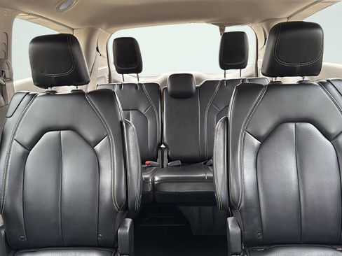Used 2023 Chrysler Pacifica Touring-L image 18