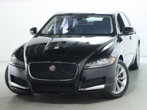 Used 2018 Jaguar XF Premium image 3