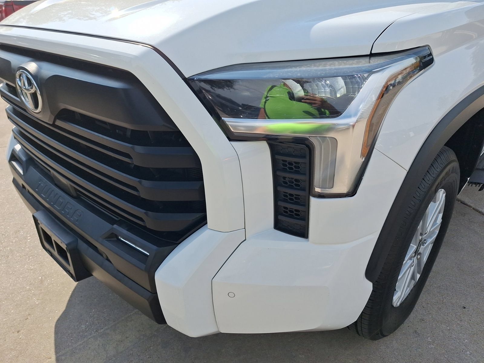 Used 2022 Toyota Tundra SR5 w/ SR5 Convenience Package AWD/4WD image 10