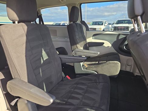 Used 2013 Chrysler Town & Country Touring image 33