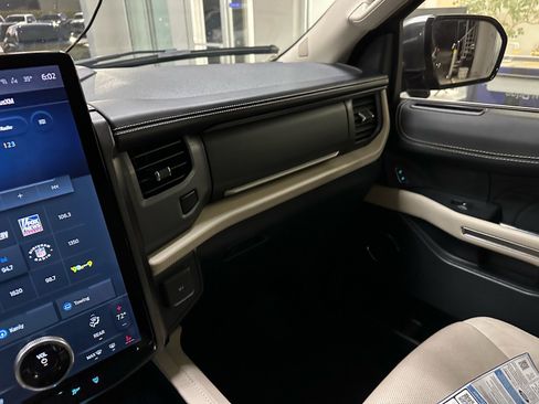 Certified 2023 Ford Expedition Platinum image 41