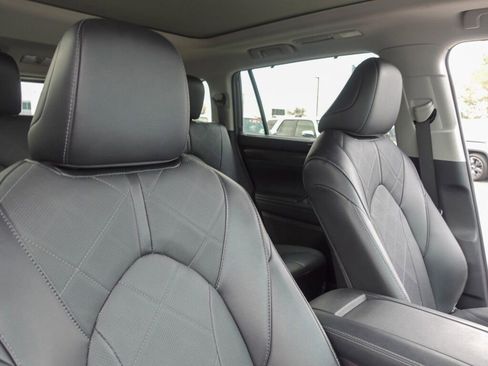 Used 2024 Toyota Highlander Platinum image 15