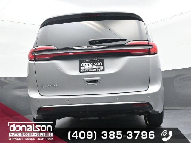 Used 2024 Chrysler Pacifica Touring-L FWD image 17