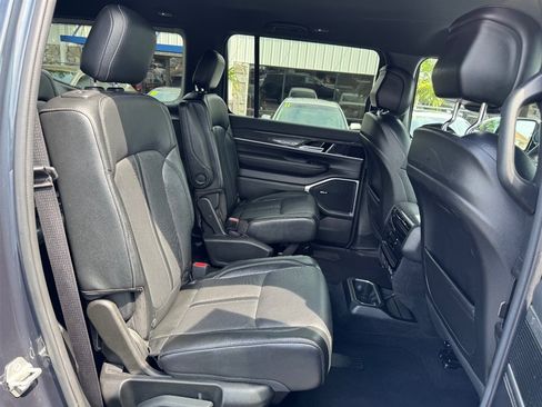 Used 2022 Jeep Wagoneer Series III w/ Flexible Seating Group AWD/4WD image 20