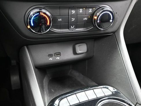 Used 2025 Buick Encore GX Preferred AWD/4WD image 39