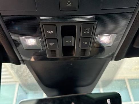 Used 2022 Volkswagen Tiguan SE R-Line image 11