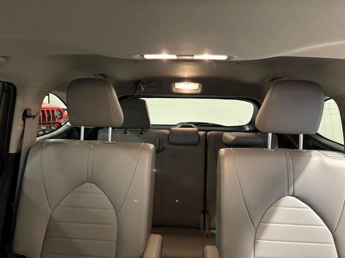 Used 2024 Toyota Highlander XLE AWD/4WD image 33