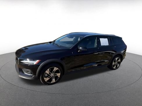 Used 2025 Volvo V60 B5 Cross Country Plus image 8